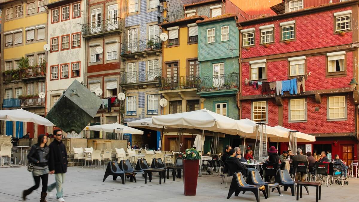 Ribeira-square-in-the-old-town.-Porto.-Portugal.jpg